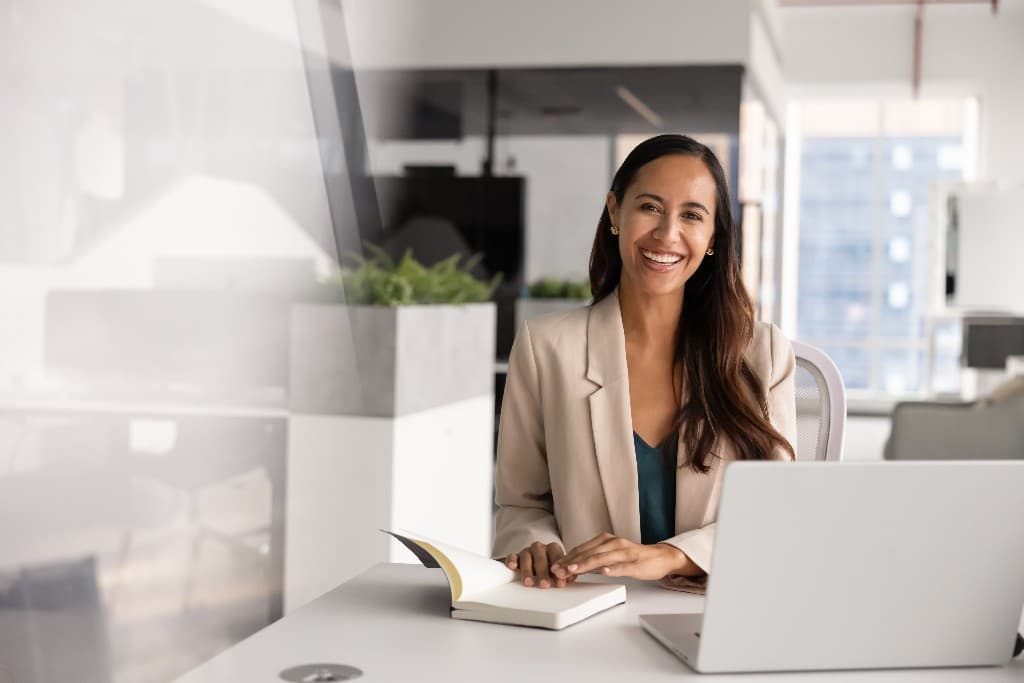 Mulher sorrindo em escritório usando a plataforma OnlyPromo