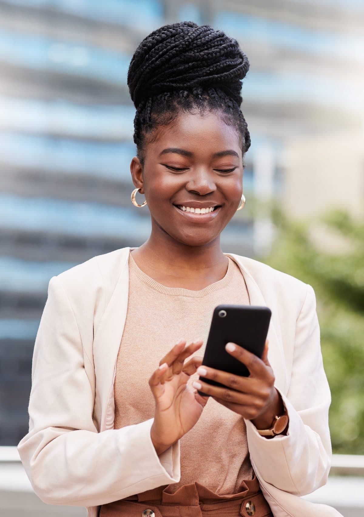 Mulher sorrindo enquanto usa o celular