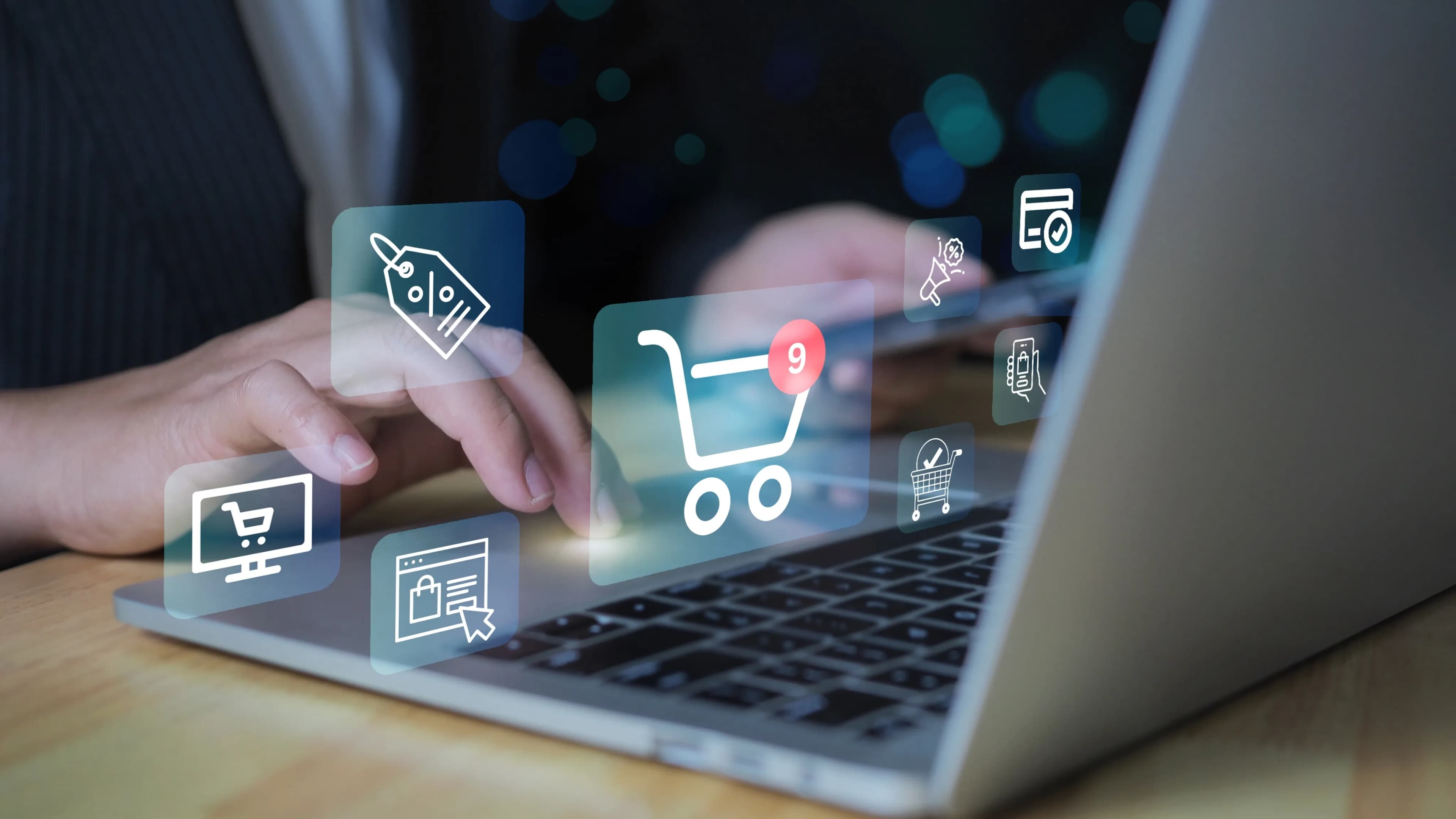 Mãos usando notebook com ícones de compras e recompensas